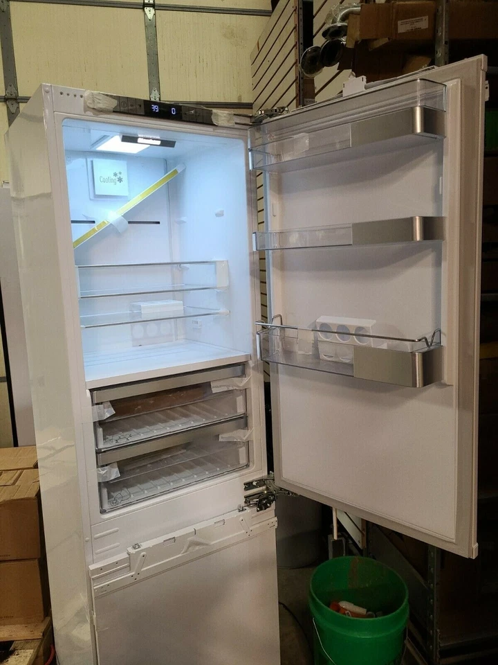 Refrigerador congelador inferior Blomberg BRFB1052FFBI2 22 pulgadas Foto 2 de 4