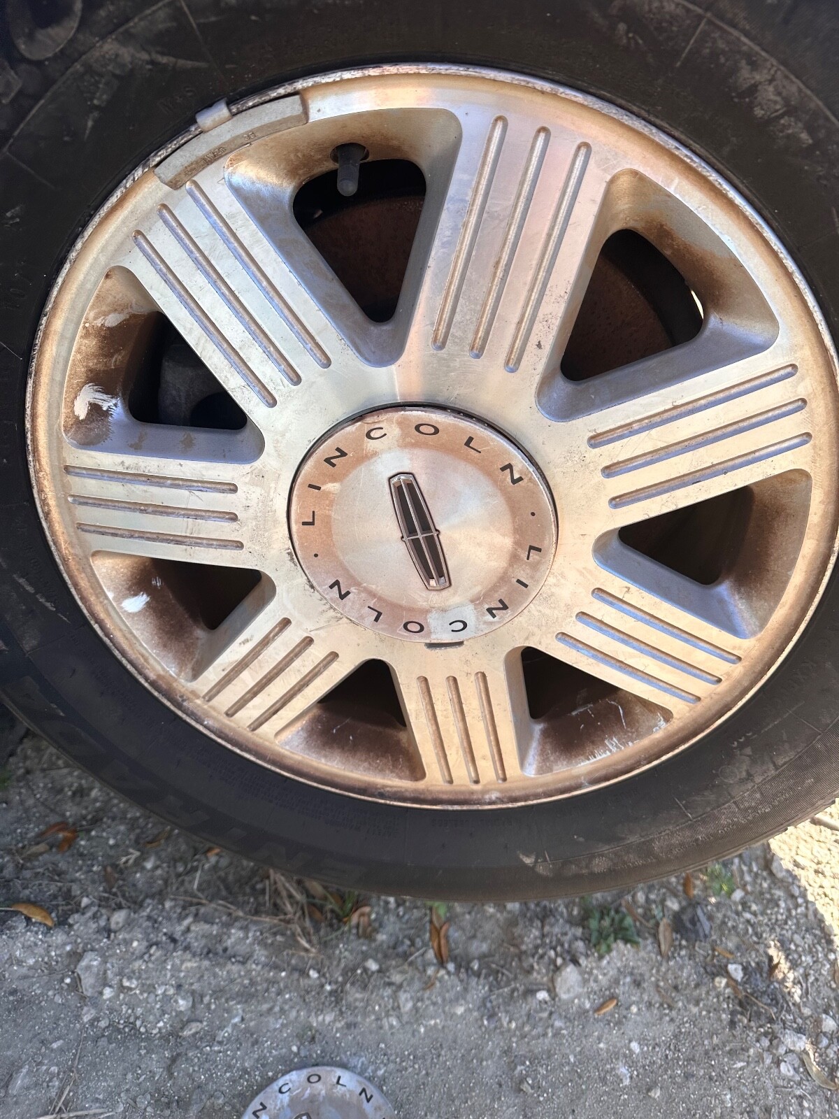 20062011 LINCOLN TOWN CAR CENTER CAPS ALL FOUR 2C541A086AE OEM