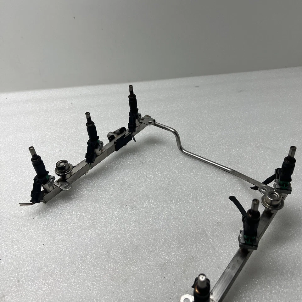 2010 Mercedes Benz C300 Fuel Injector Rail w/ Fuel Injectors OEM - Изображение 3 из 4