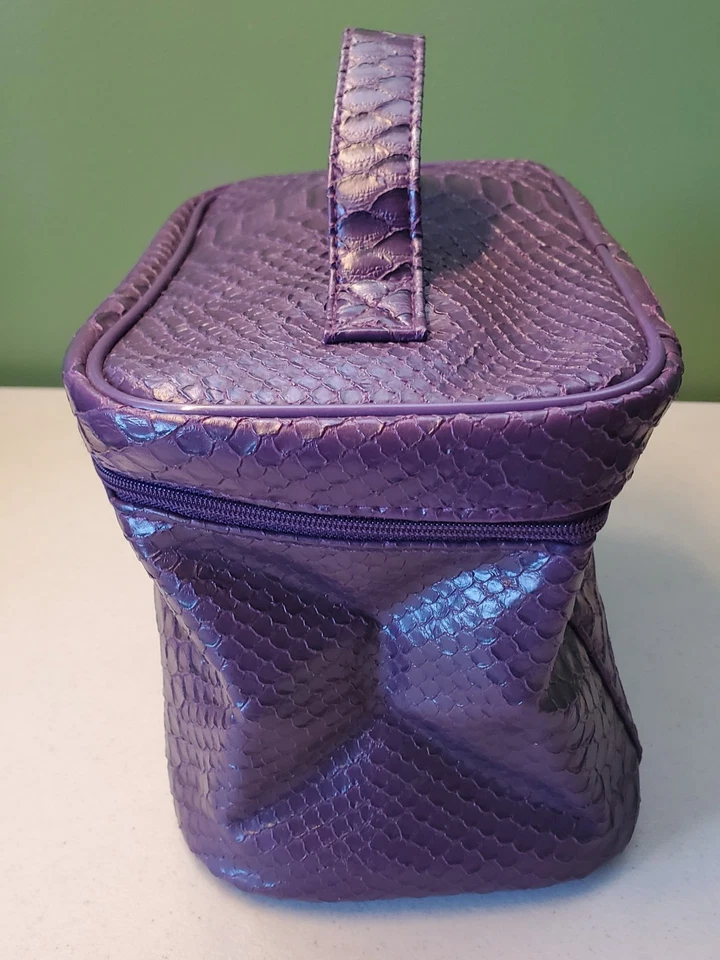 Bolsa de cosméticos NORDSTROM - NUEVA - imitación cocodrilo - púrpura (9" W x 5" D x 6" W) mango/cremallera Foto 4 de 4