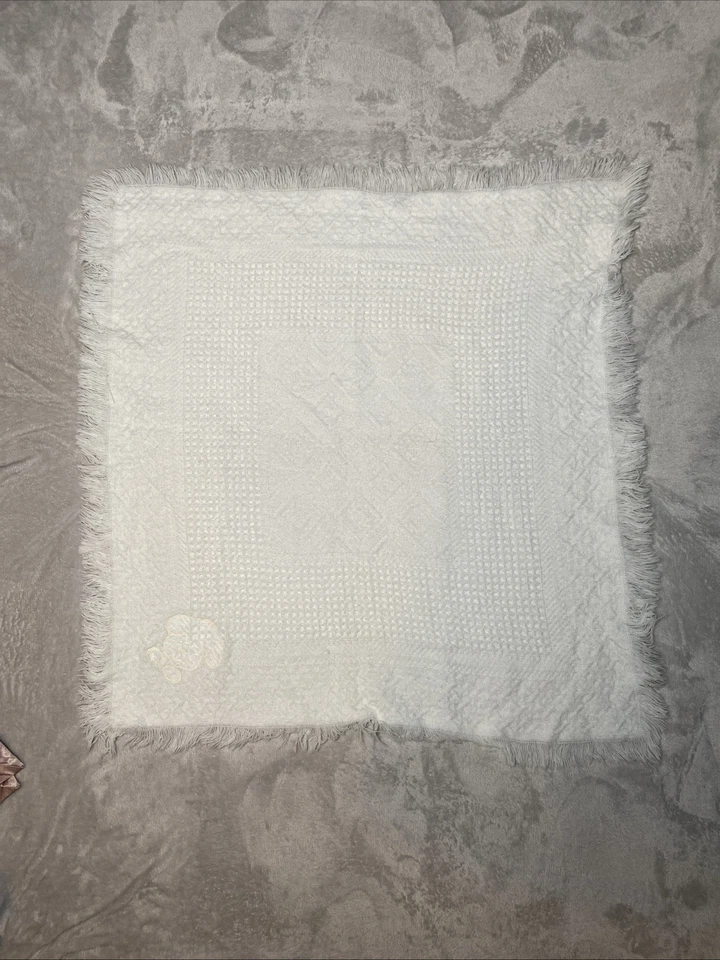 Manta de punto blanco vintage para bebé cachorro perro apliques de satén parche flecos 30"x31" Foto 4 de 4