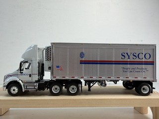 Camión tractor primera marcha Sysco International 8600 con remolque de 28' fundido a presión 1/64