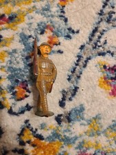 VINTAGE BARCLAY MANOIL WW1 HOLLOW CAST TOY SOLDIER MARCHING PACK AND GUN
