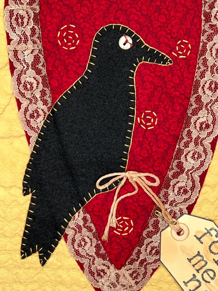 Alfombra acolchada para colgar en la pared arte popular primitivo corazón cuervo cuervo 20" Foto 3 de 4