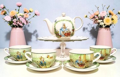 Williams Sonoma Peter Rabbit Teapot & S/4 Teacups & Saucers NIB