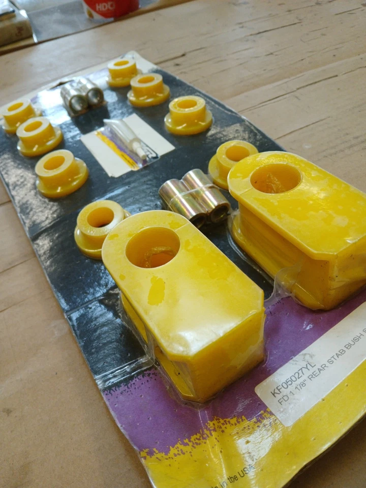 Juego de bujes de barra estabilizadora trasera de poliuretano de 1 1/8" NOS Daystar KF05027YL Ford Foto 2 de 3