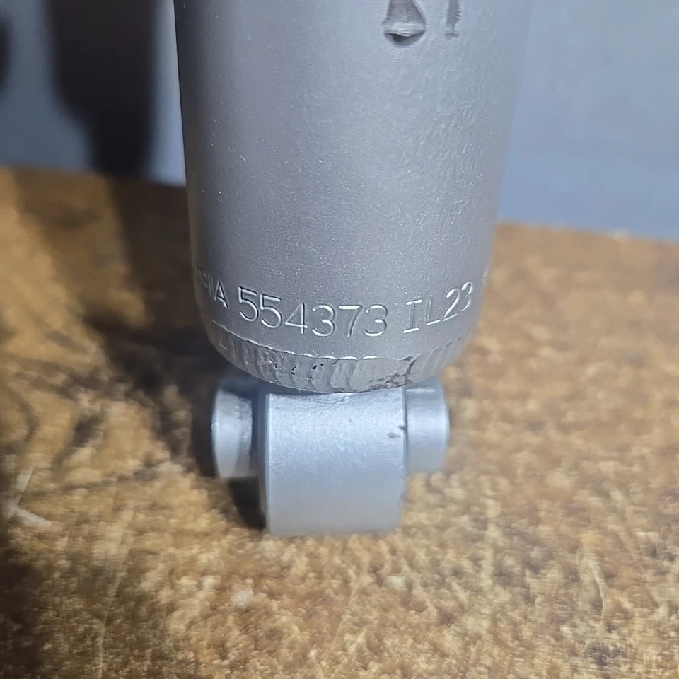 Amortiguador trasero KYB 554373 Gas-a-Just ajuste: Ford F150 2009-2024 1/2 tonelada Foto 4 de 4