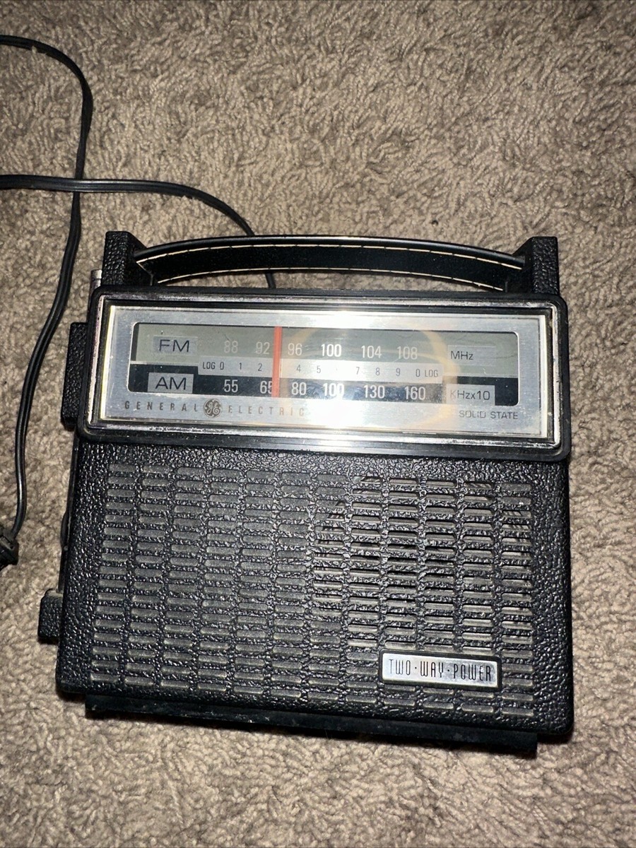 General Electric Vintage GE AM FM Portable Radio Model No. 7-2818F
