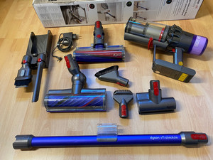 Dyson V11 Absolute + viel Zubehör + NEUER Motor + neuer Filter + neuer Behälter