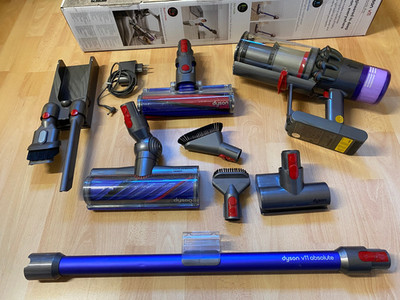 Dyson V11 Absolute + viel Zubehör + NEUER Motor + neuer Filter + neuer Behälter 