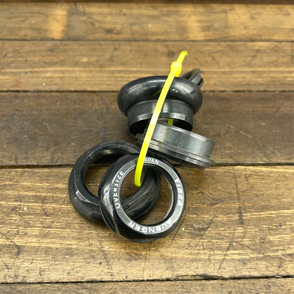 Auriculares roscados vintage de 1 1/8 pulgadas Tioga Avenger NUEVO EN STOCK REPUESTOS tuerca superior negra años 90 A5 Foto 3 de 4