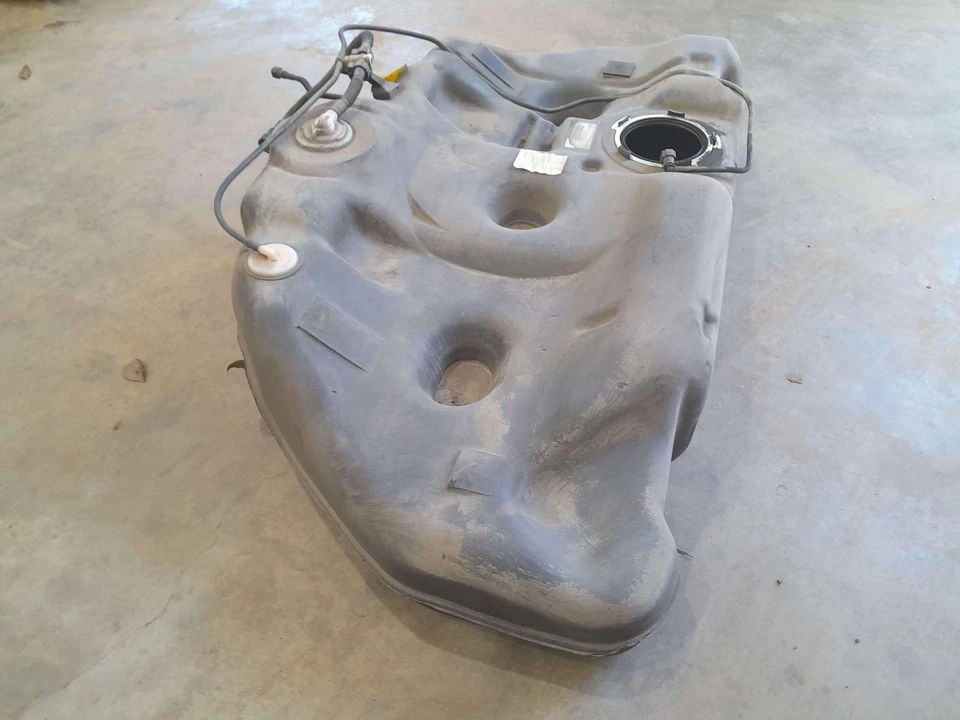 Ensamblaje de tanque de combustible Nissan Maxima 2016 Tanque de gasolina OEM 172023TA0A Foto 2 de 4