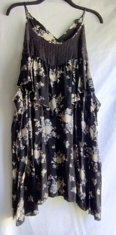 TORRID Black Cream & Gray Spaghetti Strap FLORAL Print RUFFLE Trim TANK Top Sz 4