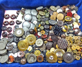 Large bag of Old Buttons. All sizes mainly earth tones. Weighs 588gm (Lot 1)