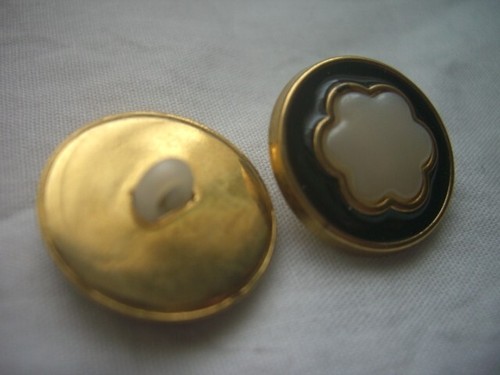 GOLD RIM WITH BLACK AND IVORY FLOWER DESIGN CENTRE BUTTONS x 6 FREE P&P - Picture 3 of 3