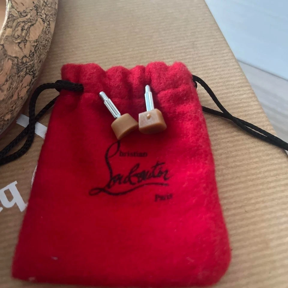 Zapatos de salón Christian Louboutin con tachuelas en el tacón, beige corcho, EU37.5 / US7.5, auténticos Foto 3 de 4