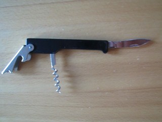 Universal Flaschenöffner Taschenmesser Korkenzieher Farbe schwarz