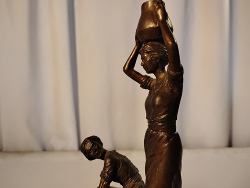 Statua bronzo vintage 2001 firmata Robert Summers "Donne al pozzo" portatore d'acqua - Foto 11 di 20