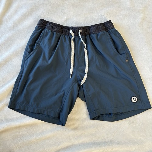 Vuori Kore Shorts Herren Medium elastischer Bund Kordelzug Taschen blau Logo