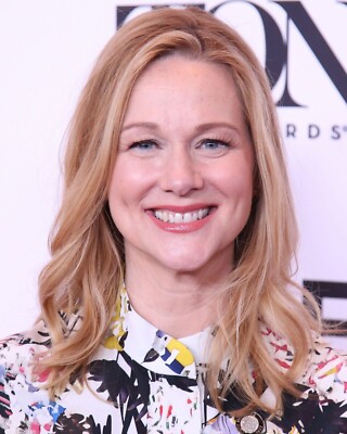 LAURA LINNEY 8x10 PHOTO *