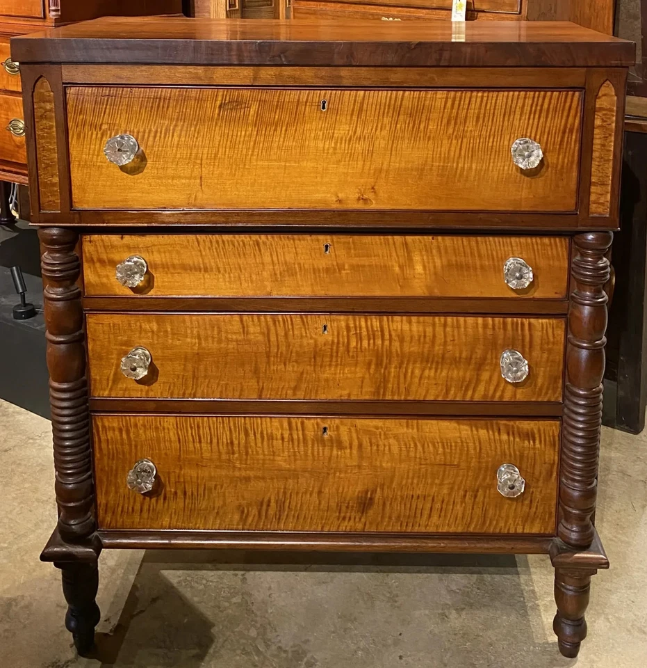 Cofre de cuatro cajones American Tiger de arce y cereza alrededor de 1850 Foto 2 de 4