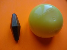 Altes Spielzeug / Bronzefarbige eckige Kegel