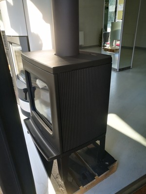 JOTUL F 200 WOOD STOVE, MAXIMUM POWER 10KW. CERTIFIED 4 STARS