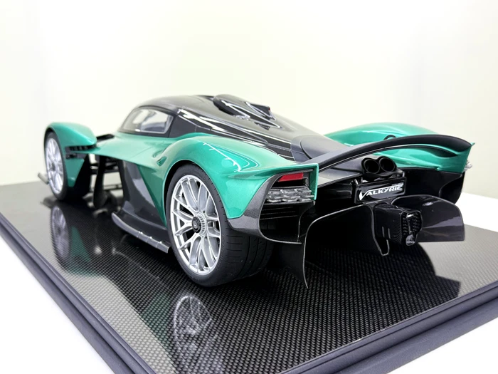 1/8 FrontiArt Aston Martin Valkyrie In British Green Su Base In Fibra F144-60 - Immagine 3 di 4