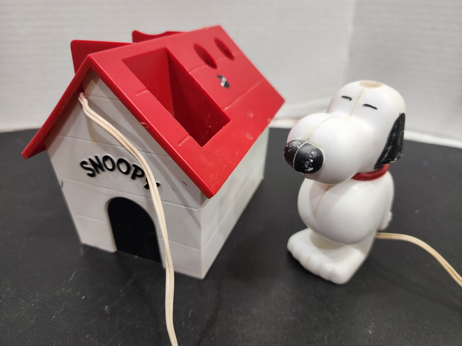 Vintage 1972 Peanuts Snoopy and his Dog House Corded Electric