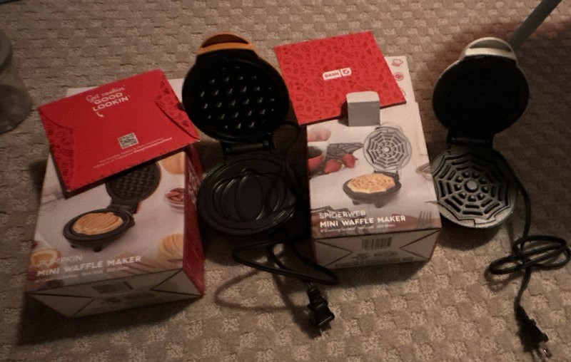 Dash Pumpkin Mini Waffle Maker 4in Nonstick 350W Electric Orange DMWP001OR