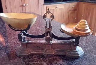 W & T AVERY VINTAGE WEIGHING SCALES WITH BRASS PANS AND SIX BRASS WEIGHTS
