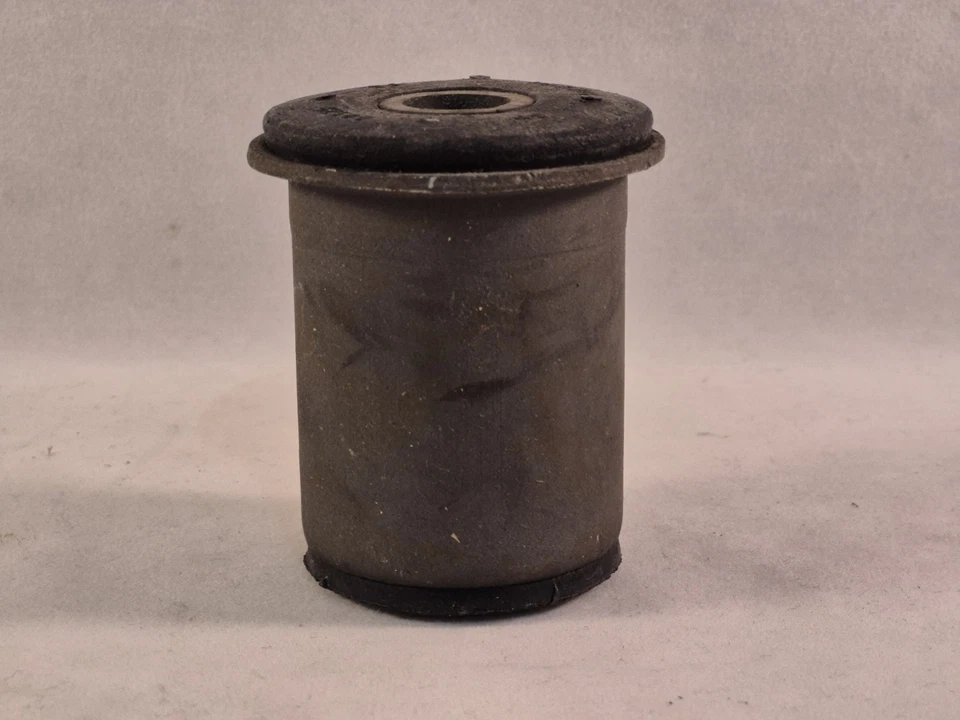 1967-72 Chevy Camaro McQuay-Norris FB235 bucha de braço de controle dianteira traseira NOS - Imagem 3 de 4