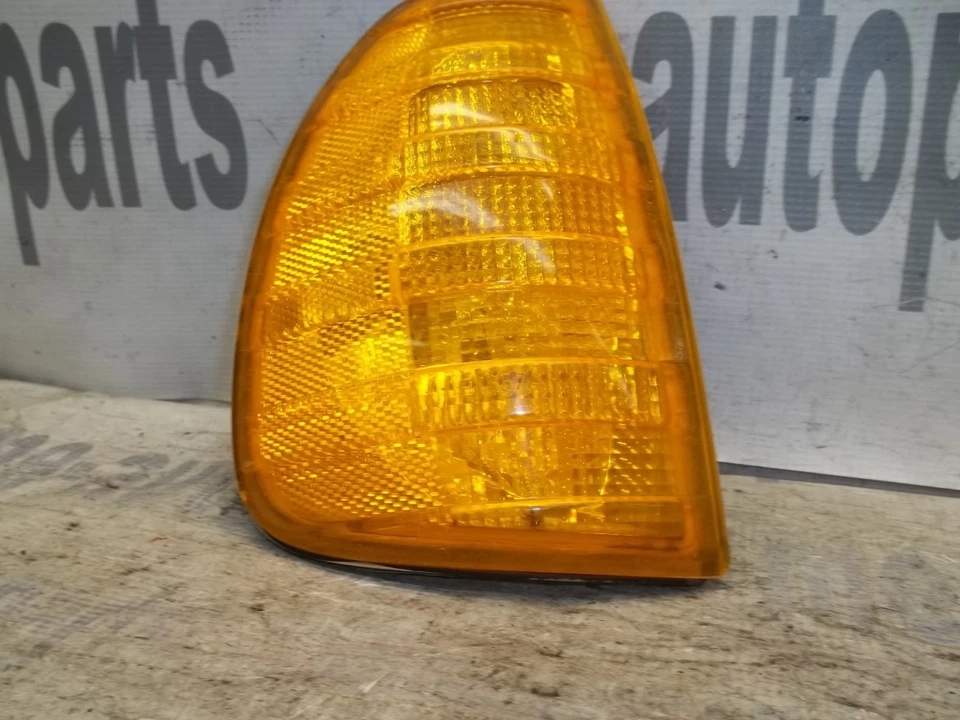 77-85 Mercedes-Benz W123 lado derecho pasajero esquina delantera luz giratoria lámpara OEM Foto 3 de 4