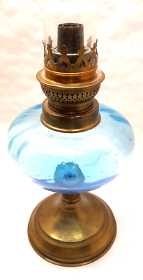 Lampe à Pétrole Ancienne – Cuve Verre Bleu Tulipe, Piétement Laiton 12″