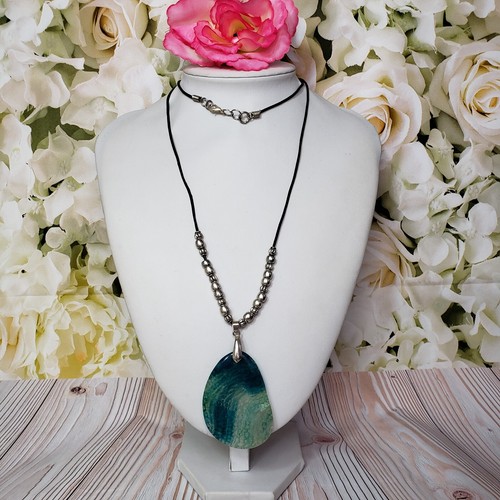 Colgante de piedra de ágata de vena de dragón teñido de azul en collar de cordón negro 32" de largo - Imagen 10 de 12