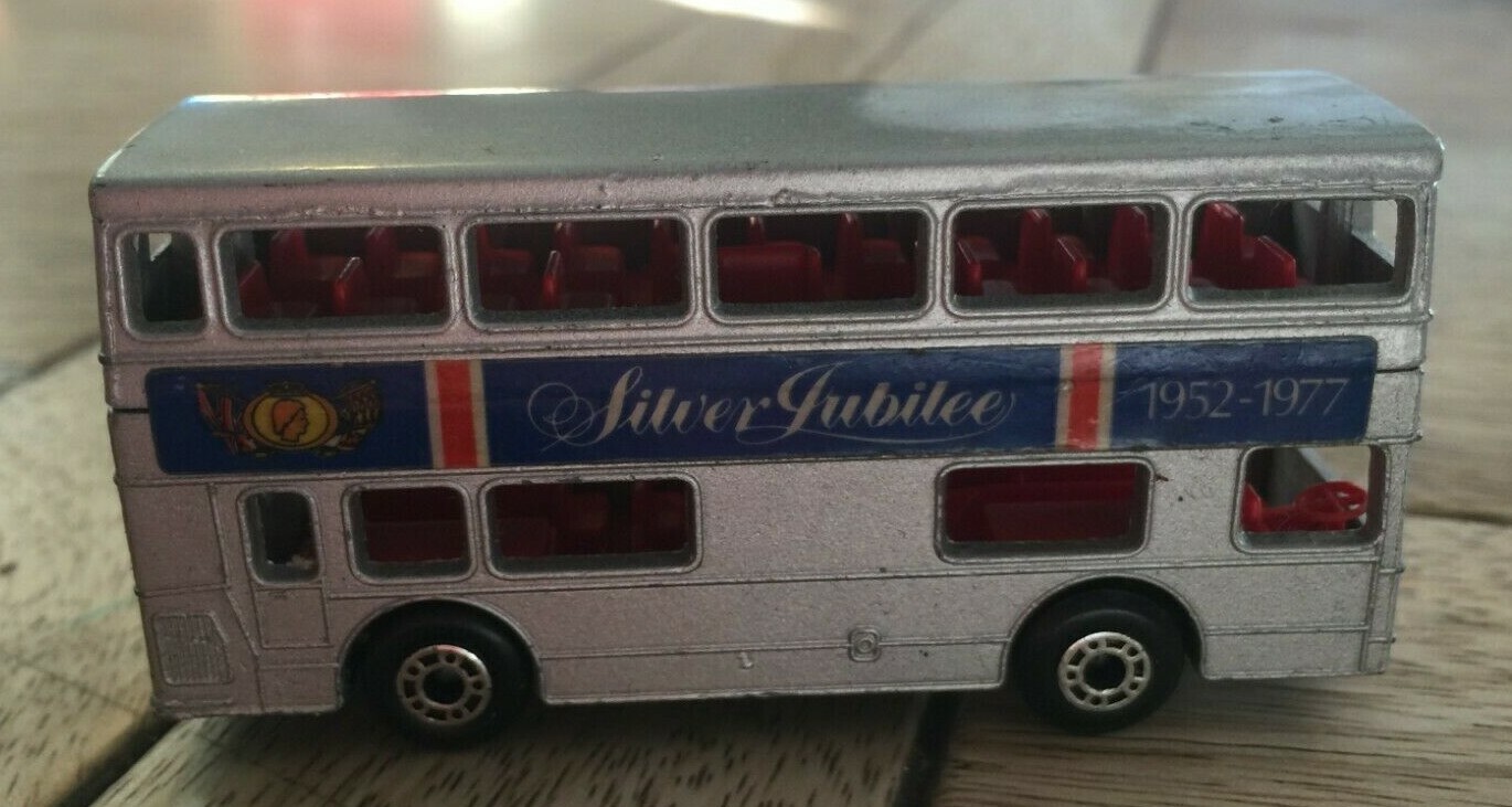 Matchbox Superfast No. 17 The Londoner Queens Silver Jubilee London Bus