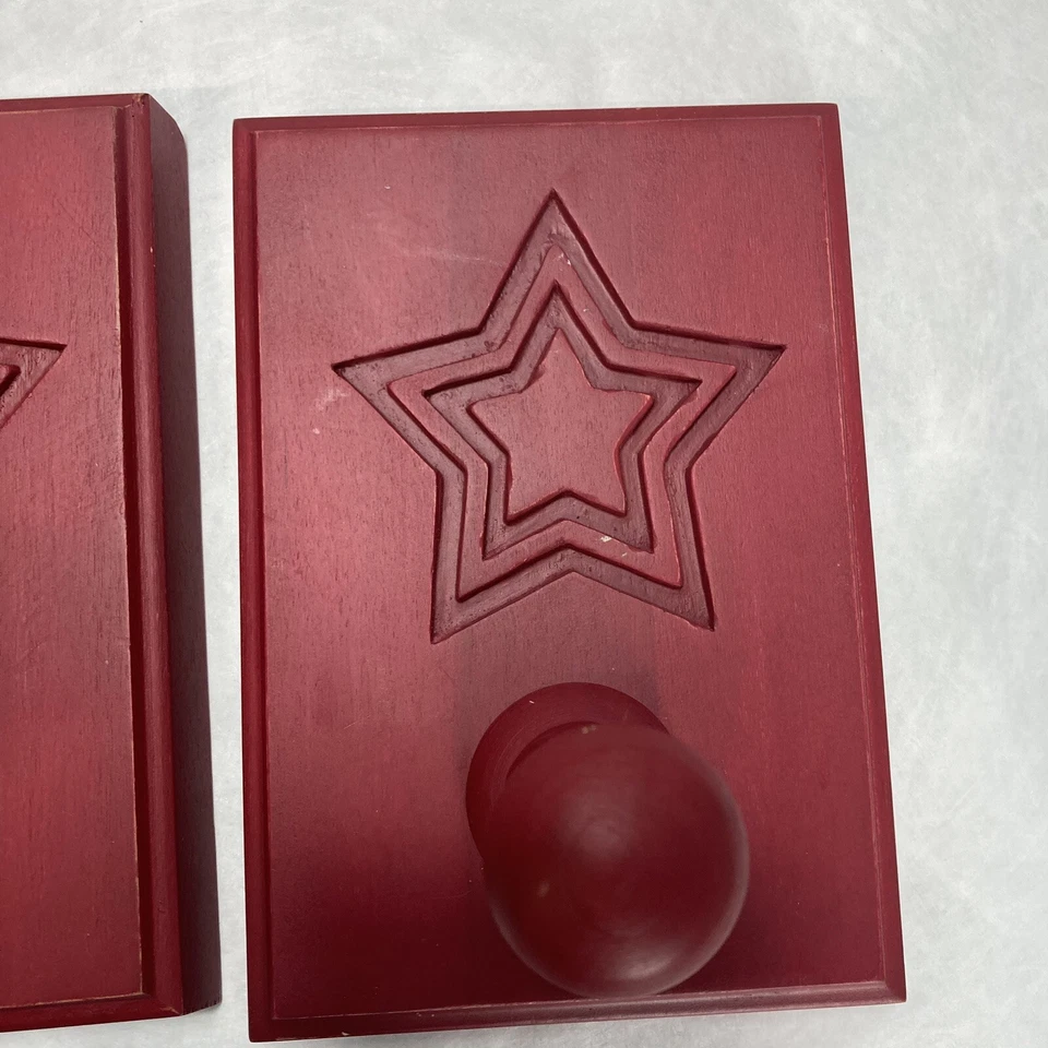 Juego de 2 clavijas Pottery Barn Kids estrella roja perchas estrellas superhéroe mochila colgador Foto 3 de 4