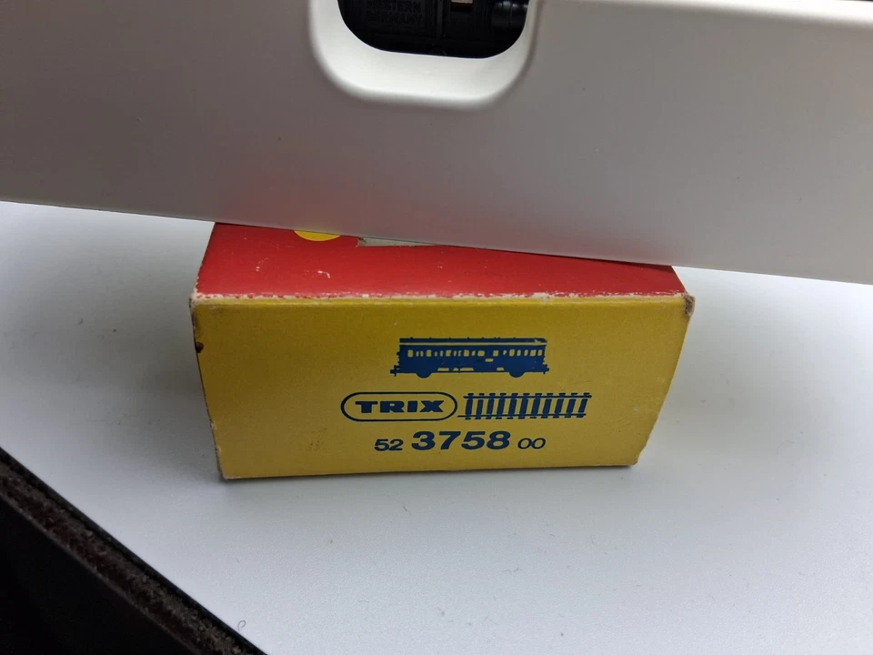 TRIX HO Gauge , 3 x DB 4 Wheeled Carriages . - Image 3 of 4