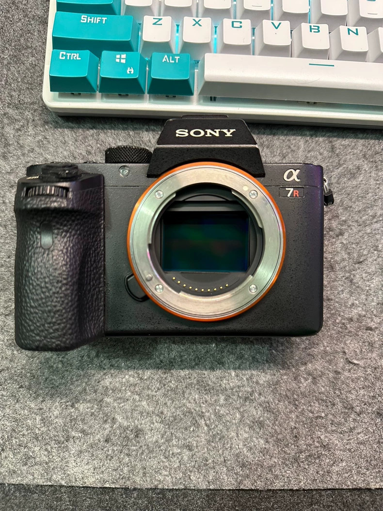 Sony A7R II ILCE-7RM2 42.3MP Digital SLR Camera Body only [NEAR