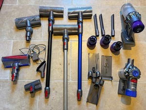 Dyson V11 + Dyson V10 Cyclone + viele Aufsätze - Original Dyson Akkus