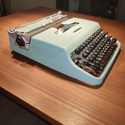 Vintage Underwood Olivetti Lettera 22 Portable Teal Blue Typewriter Italy Case