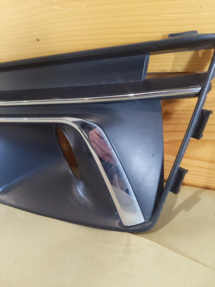 Оригинальная нижняя крышка решетки для правостороннего переднего бампера Audi A4 2017–2018 годов выпуска 8W0807682G - Изображение 2 из 4