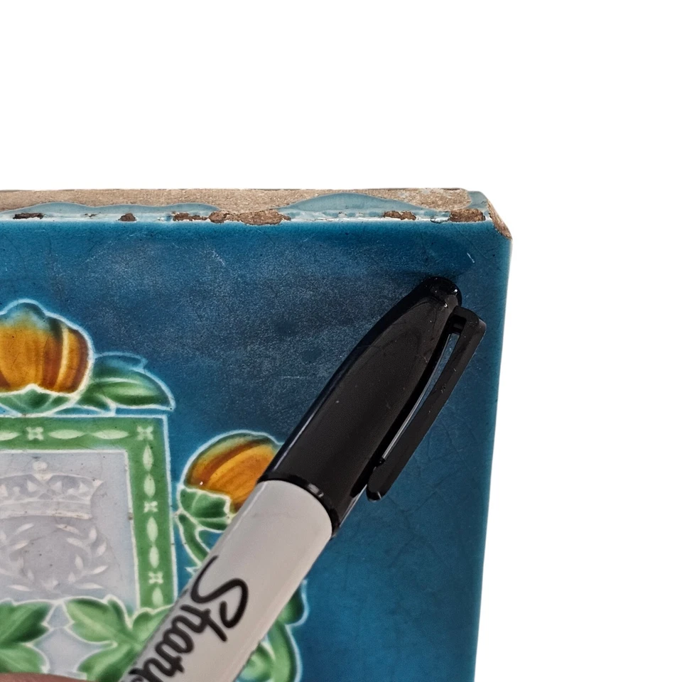 Azulejo turquesa mayólica Art Nouveau XXX Inglaterra corona y vid floral 2 azulejos Foto 4 de 4