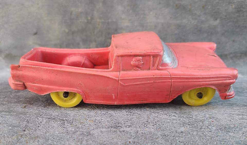 独特な店 Truck Toy Rubber Red Auburn Vintage Ford #610 Model Ranchero 自動車