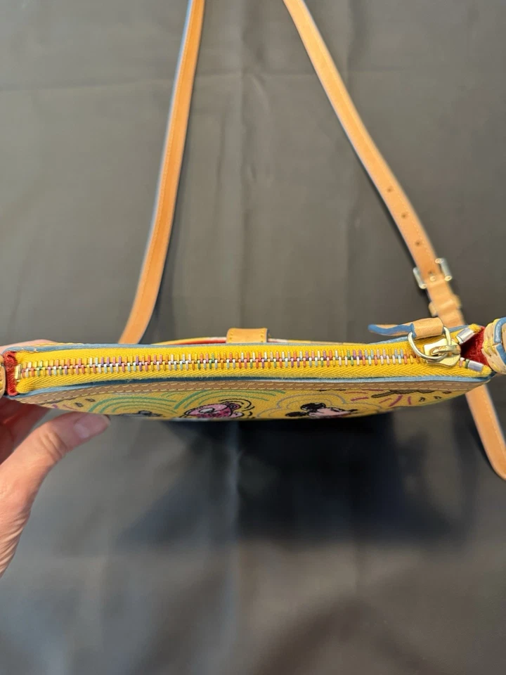 DOONEY & BOURKE💛 BANDOLERA Y LLAVERO PORTADOR DE LETRAS TINKER BELL DE DISNEY BOCETO Foto 3 de 4