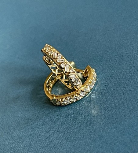 Pendientes de diamantes de oro amarillo de 9 quilates con aros de 0,30 quilates baguette y huggies redondos para dormir - Imagen 11 de 12
