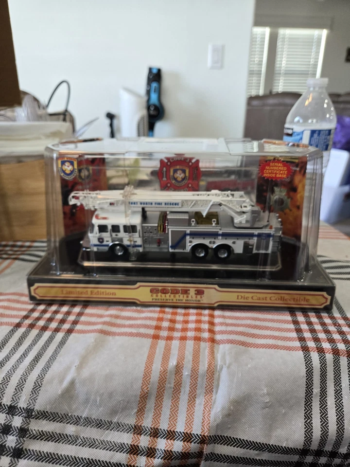 City Of Fort Worth Code 3 2001 American LaFrance 75' Aerial Ladder Fire Truck 9 - Image 3 of 4