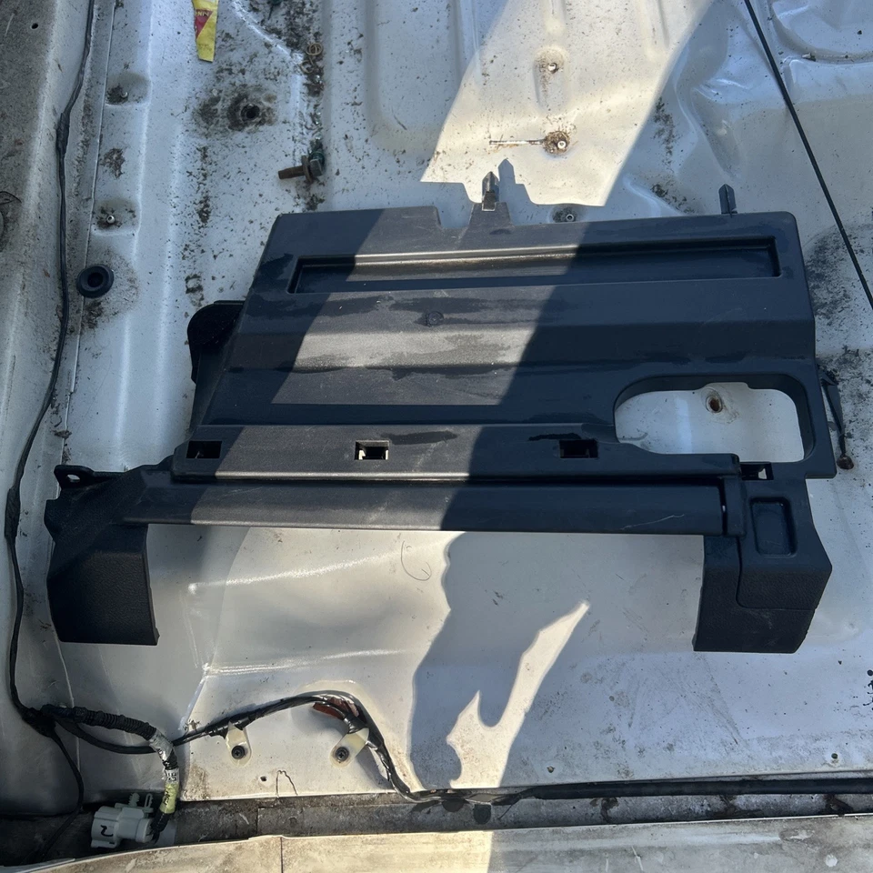 Moldura de tablero inferior derecho Toyota Tundra 2010-2018 55607-0C010 OEM Foto 2 de 3