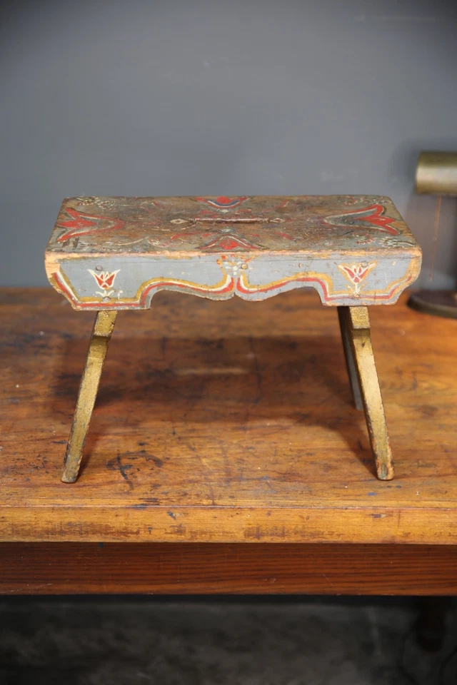 Antiguo taburete de granja Country Primitive 1830-1890 pintado pequeño banco de madera rústico Foto 4 de 4