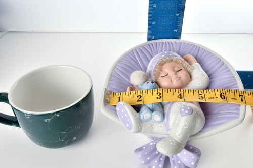 Entzückendes Baby Mädchen schlafend mit Teddybär im Hut - Vintage Keramik Schmuckschatulle - Bild 7 von 11